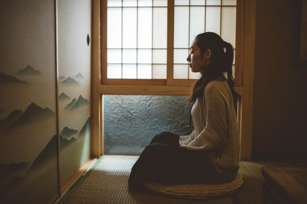透過深呼吸與正念冥想，能幫助副交感神經啟動，幫助肩頸痠痛舒緩