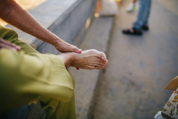 腳底筋膜炎的典型症狀之一，就是「早上剛起床或是久坐後站起來時，腳跟特別疼痛」