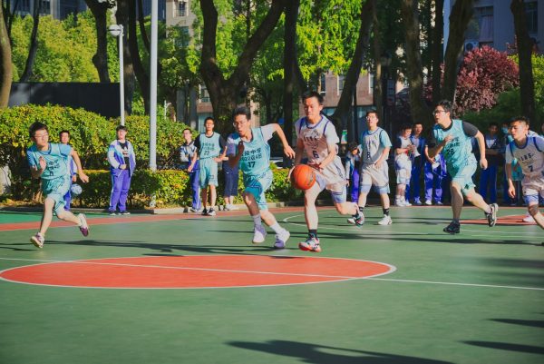 腳踝扭傷多數發生在運動或不小心踩空後，疼痛點集中在腳踝內側韌帶處，常常會有立即性的劇烈疼痛與腫脹
