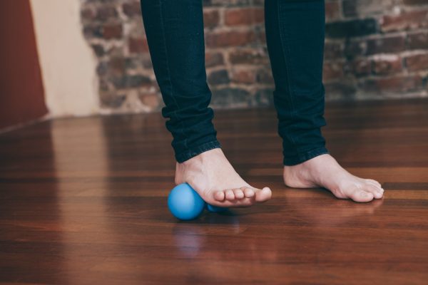 透過高爾夫球、網球或按摩球來做足底筋膜炎按摩,舒緩疼痛