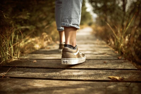 長時間走路、站立或穿著不合腳的鞋子，都很容易造成皮膚摩擦和壓力，進而讓腳掌有硬塊