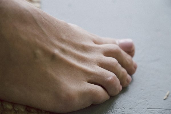腳底有硬塊時，透過對外觀、觸感、疼痛特徵與傳染性的自我檢測，可以讓我們更快區分不同的腳底硬塊，進而選擇合適的處理方式