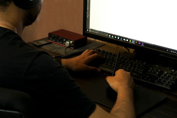 如果你常在電腦前一坐就是數小時、或習慣側背包、單邊用力，右肩胛骨疼痛原因很可能是姿勢性肌肉疲勞