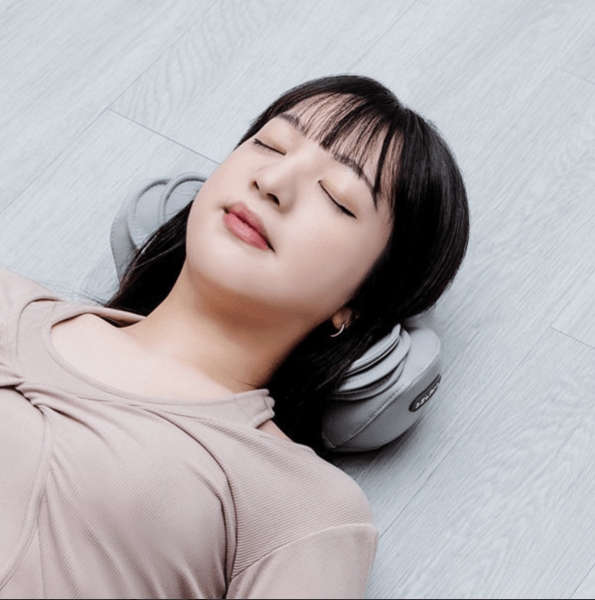 頭部按摩步驟五：風池穴向上提拉。可以搭配朵朵枕氣壓熱敷按摩器，輕鬆釋壓