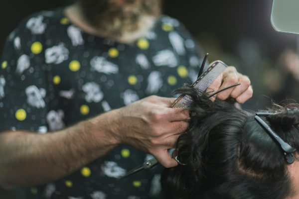 易手臂痠麻族群三:手部重複性工作的勞動者